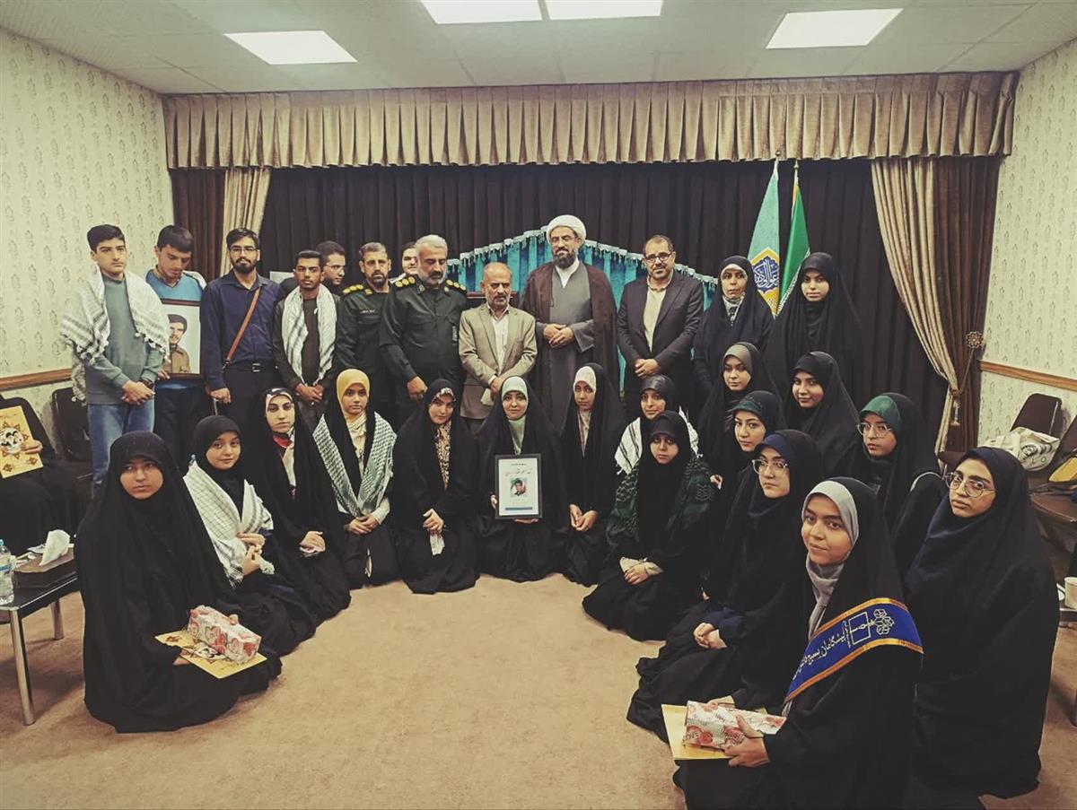 عکس یادگاری با آیت الله شعبانی ،آقای شیدایی،فرماندهان بسیج وسپاه